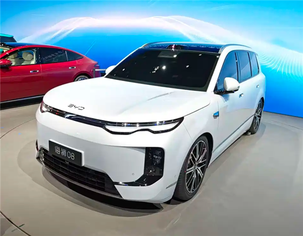首款闪充插混旗舰SUV！比亚迪海狮08北京车展首发：纯电续航900km