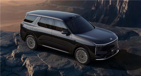 全系标配百万级灵蜥数字底盘3.0 智己LS8上市：24.98万起