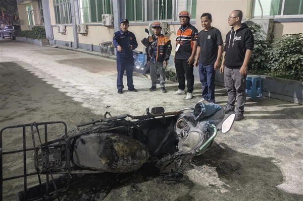 仅3分钟！外卖小哥送餐回来懵了：电动自行车已烧成空架