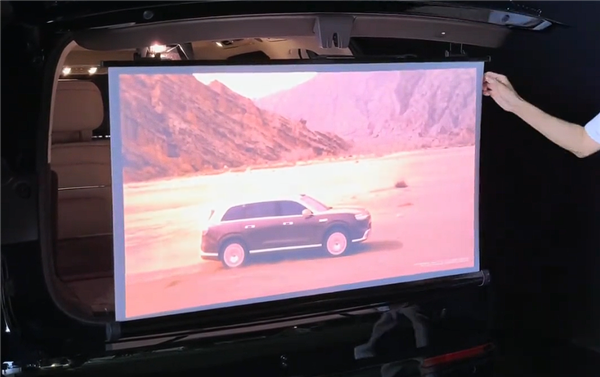 全新问界M9首发彩色投影大灯：舱内激光投影可玩性重磅升级