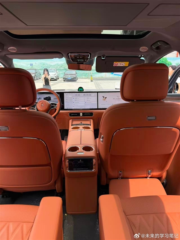 鸿蒙智行首款MPV 智界V9内饰实拍曝光：用上最新三联屏