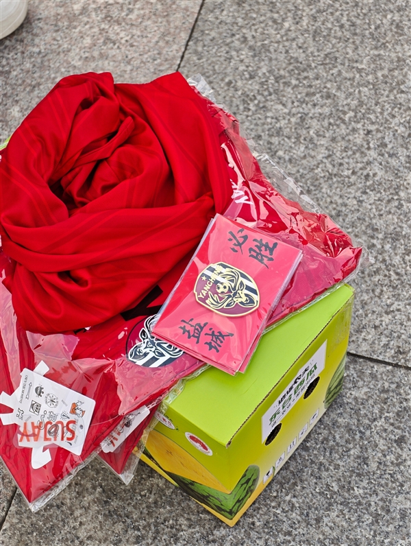 米粉欢迎雷军被造谣维权堵在车内！徐洁云：绝不会放任这种恶劣行径