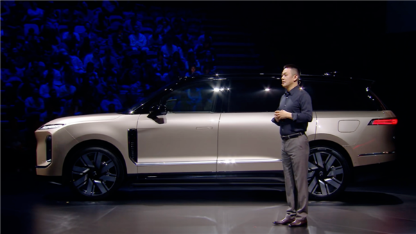 换商务装的李斌 来革MPV的命了