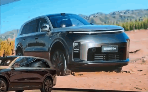 理想汽车演示全主动悬挂沙地脱困、免千斤顶换轮绝技！现场牛X惊呼声不断