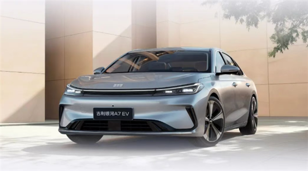 贴身比亚迪秦PLUS 吉利银河A7 EM/EV双车上市：8.98万起