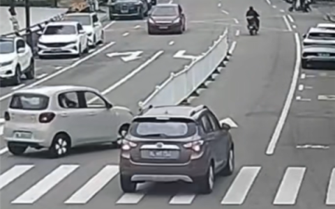 新手女司机上路过度紧张酿事故：逆行、撞护栏、怼上花坛才停