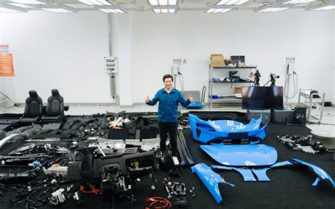 耗时超7个小时！雷军直播拆成零部件的新SU7已装好