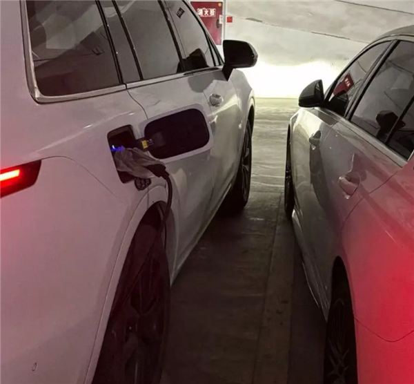 强烈呼吁改标准！车发福了车位却没变：车主被逼从后备箱爬出