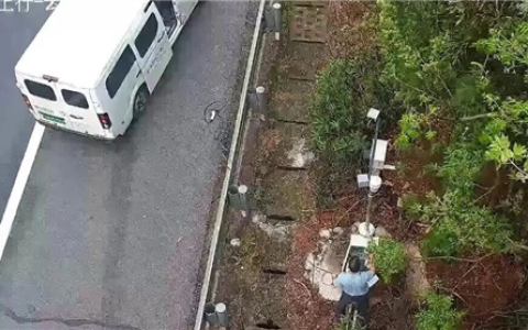 新能源车没电高速趴窝 司机竟试图接路边监控电源给车充电