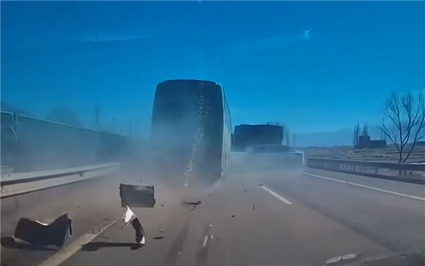 男子不打见缝插针被撞后委屈：他不让我 就没有一点责任吗！