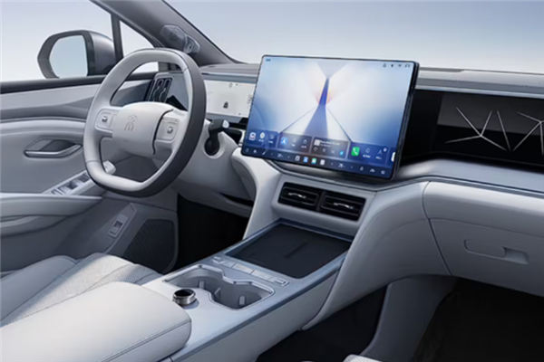 日媒酸了!比亚迪一年狂更200次软件:将特斯拉远远甩在身后