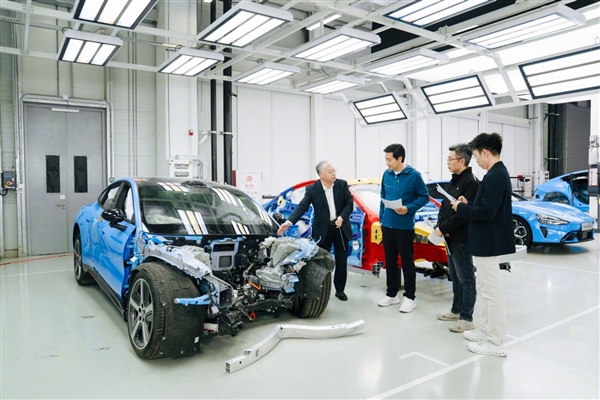 耗时超7个小时！雷军直播拆成零部件的新SU7已装好