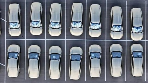 约60台特斯拉Cybercab量产版惊现得州工厂:方向盘竟然还在!