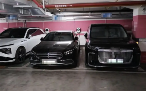 强烈呼吁改标准！车发福了车位却没变：车主被逼从后备箱爬出