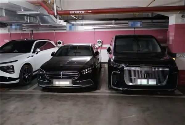 强烈呼吁改标准！车发福了车位却没变：车主被逼从后备箱爬出