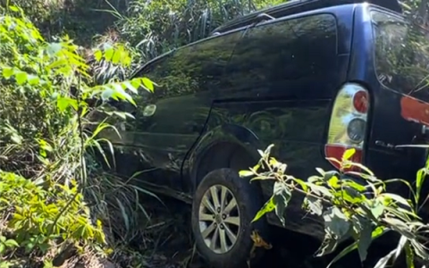 别克GL8不慎坠落30米山崖 司机仅受皮外伤