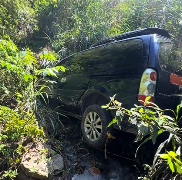 别克GL8不慎坠落30米山崖 司机仅受皮外伤