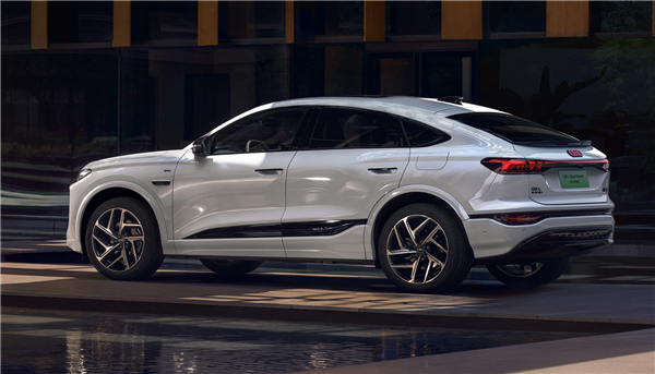 价格大幅下调拼了！新款奥迪Q6L e-tron家族上市：限时26.98万起