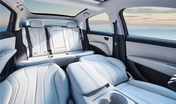 大空间越级纯电家轿！北汽极狐S3开启预售： 6.48万元起