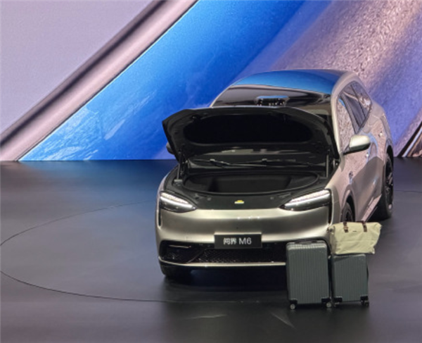 余承东现场展示问界M6大空间：202L智能前备箱+移动大衣柜