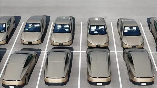 约60台特斯拉Cybercab量产版惊现得州工厂:方向盘竟然还在!