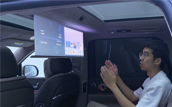 全新问界M9首发彩色投影大灯：舱内激光投影可玩性重磅升级