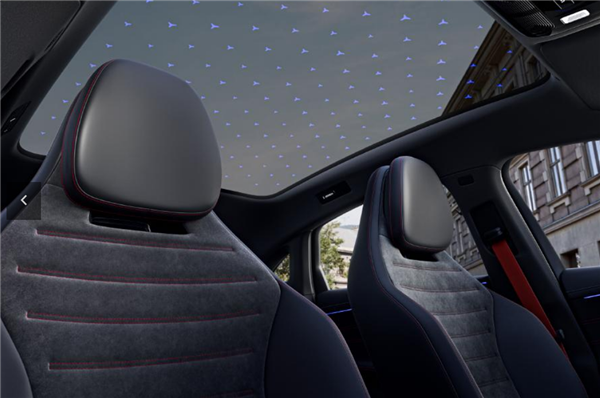 全新奔驰C级纯电版内饰公布：39寸大屏横贯中控台 4月20日首发