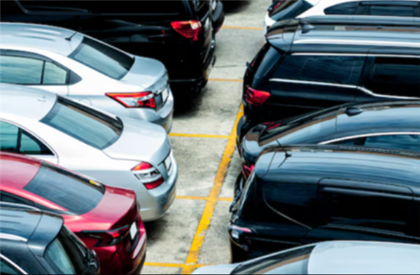 新能源车企集体降价！二手车商慌了：亏本甩卖仍无人问津