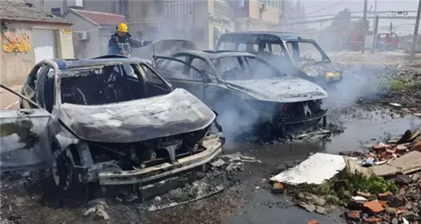 路人刚灭她又倒!女子两次将带火星的垃圾倒入垃圾桶:4辆汽车被烧毁