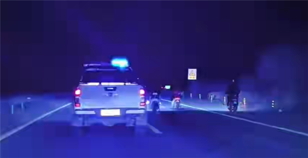 恶意堵路！五人并排在省道上骑摩托：几十辆车死死堵在身后