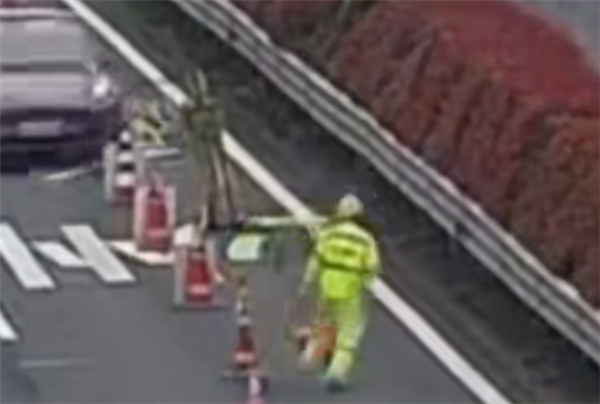 连撞6个锥桶+擦身施工员！特斯拉辅助驾驶失控 客服称低矮物难识