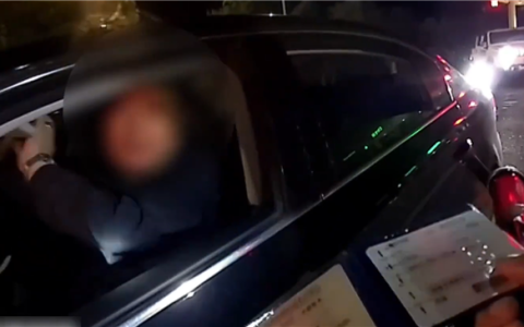 驾照吊销8年没考证驾车被查！司机：我以为你们下班了