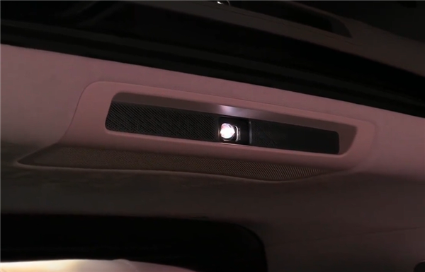 全新问界M9首发彩色投影大灯：舱内激光投影可玩性重磅升级