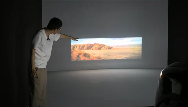 全新问界M9首发彩色投影大灯：舱内激光投影可玩性重磅升级