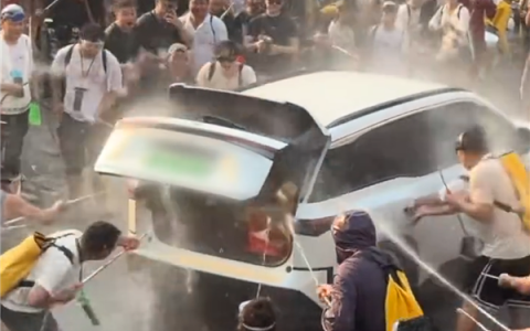 广汽丰田回应车主爱车被强开车门泼水：经检测三电系统及电路一切正常