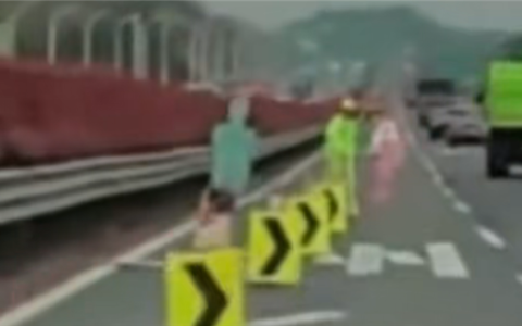 连撞6个锥桶+擦身施工员！特斯拉辅助驾驶失控 客服称低矮物难识别
