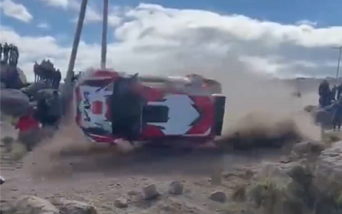 南美汽车拉力赛上一赛车失控 多次翻滚后砸死观众一名