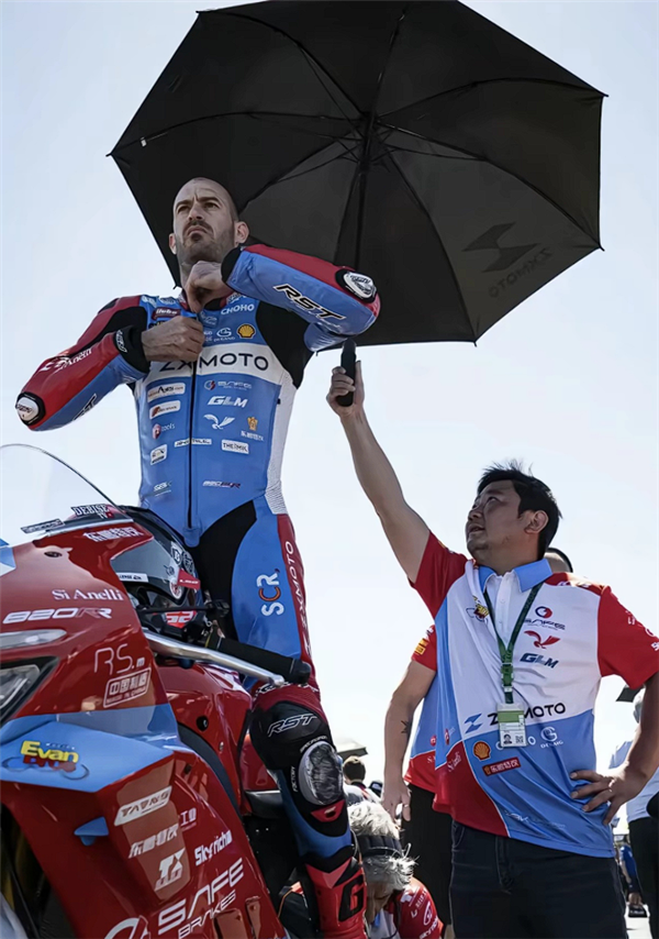 曾因年龄大被雅马哈解约 34岁法国车手DBS凭张雪机车逆袭