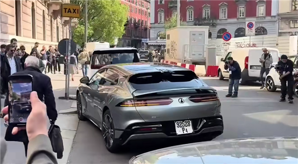 特朗普亲手把中国电车送到了新高度