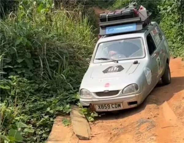 没空调一路修车还差点被空袭送走 两男子开三蹦子成功穿越非洲！