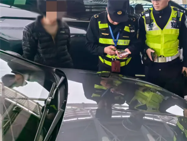 出租司机嫌路程较短 竟以辱骂急刹等方式逼乘客下车 已被行拘