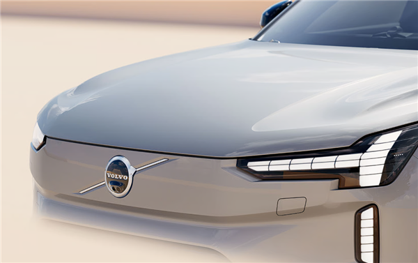53.99万起 新款沃尔沃EX90预售:升级全铝底盘、800V高压平台