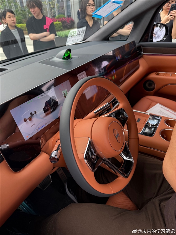 鸿蒙智行首款MPV 智界V9内饰实拍曝光：用上最新三联屏