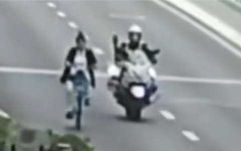 淡定姐火了！骑共享单车上高架：车流中慢悠悠穿行被交警紧急拦停