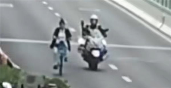 淡定姐火了！骑共享单车上高架：车流中慢悠悠穿行被交警紧急拦停