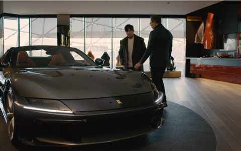 周杰伦现身意大利摩德纳 定制专属法拉利V12超级跑车