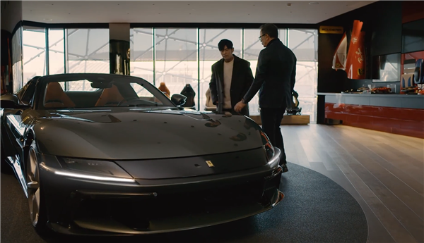 周杰伦现身意大利摩德纳 定制专属法拉利V12超级跑车