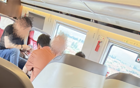 太闹心！网友称买商务座遇几人打牌喧闹 12306：没有规定不能打牌