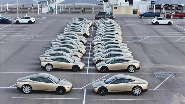 约60台特斯拉Cybercab量产版惊现得州工厂:方向盘竟然还在!