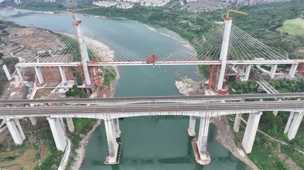 成渝中线高铁全部合龙：时速350公里 重庆到成都仅50分钟